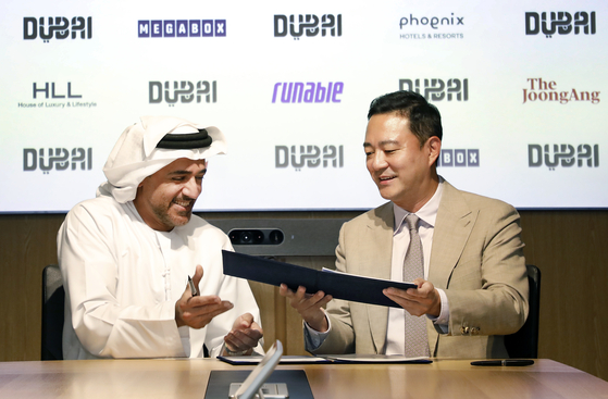 CEO of Dubai Corporation for Tourism and Commerce Marketing H.E. Issam Kazim, left, and Vice Chairman of JoongAng Group Hong Jeong-do sign an MOU at the JoongAng Ilbo Building in Mapo District, western Seoul. [PARK SANG-MOON]