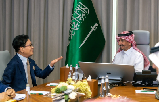 CJ Group Chairman Lee Jae-hyun, left, talks with Saudi Minister of Tourism Ahmed Al-Khateeb in Riyadh on Sept. 4. [CJ GROUP]