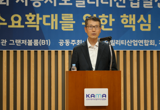 Kang Nam-hoon, chairman of the Korea Automobile & Mobility Industry Alliance, speaks during a forum dedicated to discussing ways to boost EV sales held at Kintex in Goyang, Gyeonggi, on Wednesday. [KOREA AUTOMOBILE & MOBILITY ASSOCIATION] 