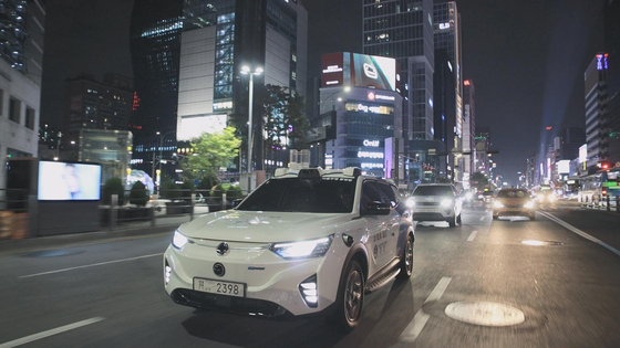 A nighttime self-driving taxi operates on a street in southern Seoul in a photo provided by the Seoul city government on Wednesday. [SEOUL METROPOLITAN GOVERNMENT]