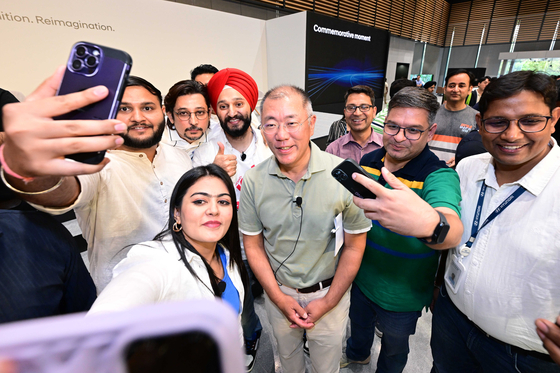 Hyundai Motor Group Executive Chair Euisun Chung, center, takes selfies with employees of Hyundai Motor's Indian subsidiary after a town hall meeting on April 23. [HYUNDAI MOTOR]