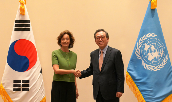 Foreign Minister Cho Tae-yul, right, shakes hands with Unesco Director-General Audrey Azoulay prior to their meeting in New York on Tuesday. [YONHAP]