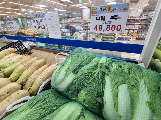 A bundle of three heads of napa cabbage is priced at 49,800 won ($37.30) at a supermarket. [YONHAP]