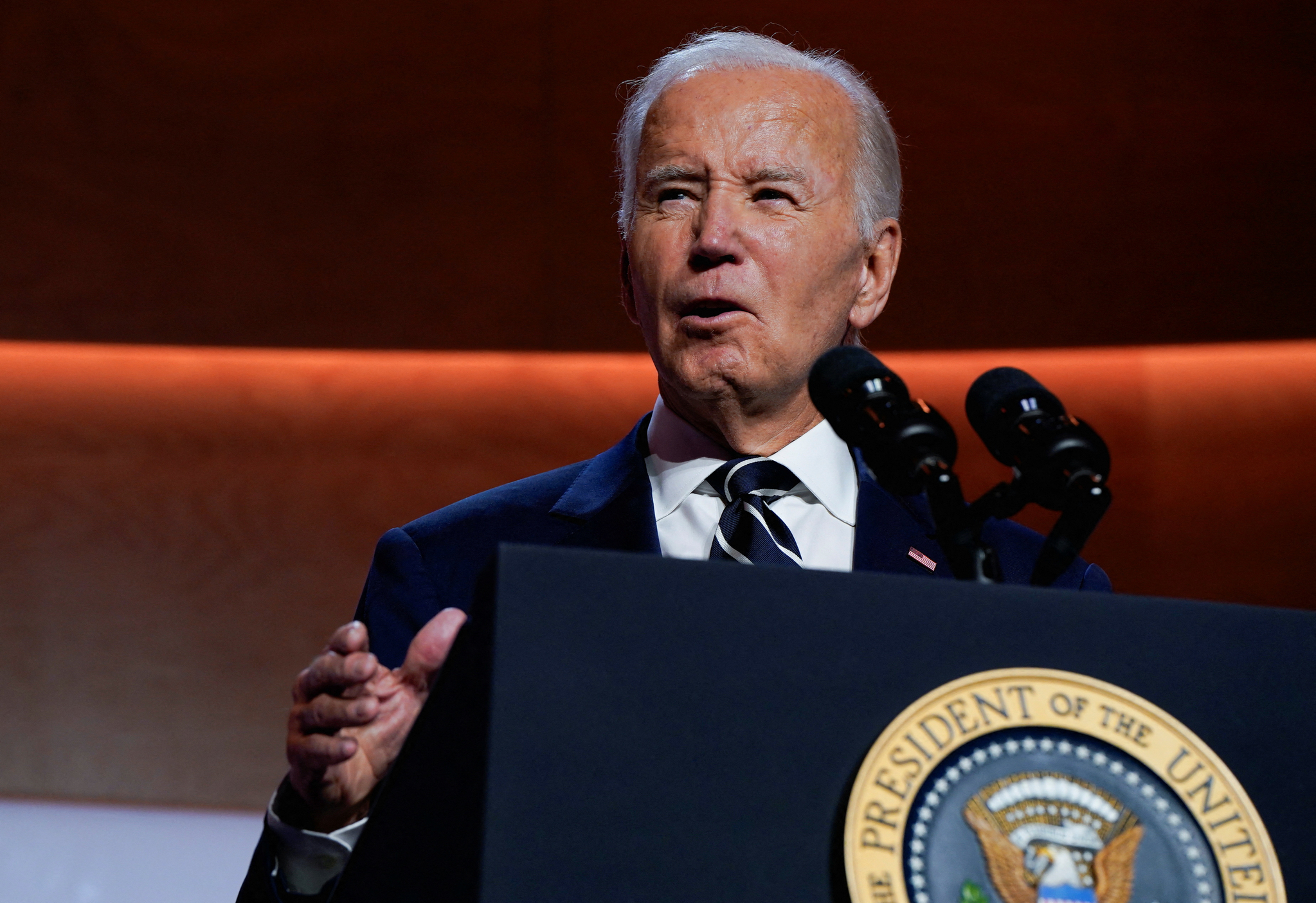 U.S. President Joe Biden gestures as he delivers remarks about the climate at the Bloomberg Global Business Forum, on the sidelines of the 79th session of the United National General Assembly in New York, Tuesday. [REUTERS/YONHAP]