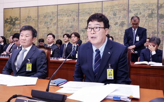 Badminton Korea Association President Kim Taek-kyu, front right, speaks during a hearing at the National Assembly’s sports committee in western Seoul on Tuesday. [JOONGANG ILBO]