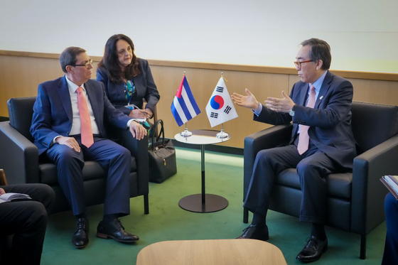 Korean Foreign Minister Cho Tae-yul, right, speaks with Cuban Foreign Minister Bruno Eduardo Rodriguez Parrilla in their first bilateral meeting on the margins of the UN General Assembly in New York on Tuesday. [YONHAP]