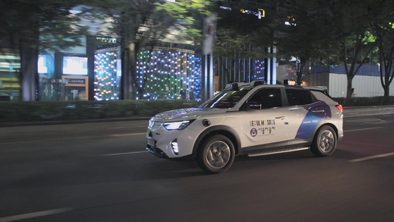 A nighttime self-driving taxi operates on a street in southern Seoul in a photo provided by the Seoul city government on Wednesday. [SEOUL METROPOLITAN GOVERNMENT]