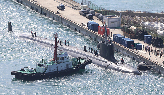 The nuclear-powered USS Vermont, a Virginia-class attack submarine of the U.S. Navy, arrives at a naval base in Busan on Monday to replenish supplies. [YONHAP]