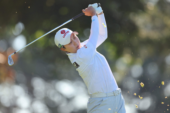 Kim Hyo-joo hits her shot from the 11th tee during the second round of the Meijer LPGA Classic for Simply Give at Blythefield Country Club on June 14 in Grand Rapids, Michigan.[AFP/YONHAP]