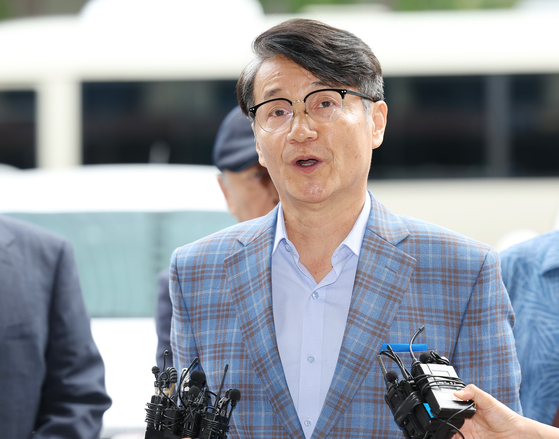 Korean American Pastor Choi Jae-young speaks to reporters outside the Seoul Yeongdeungpo Police Station in western Seoul on Wednesday. [YONHAP]