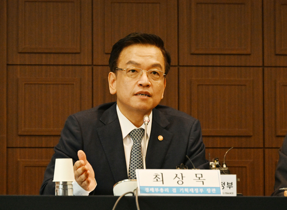 Minister of Economy and Finance Choi Sang-mok speaks during a panel discussion hosted by the Kwanhun Club in central Seoul on Wednesday. [MINISTRY OF ECONOMY AND FINANCE]