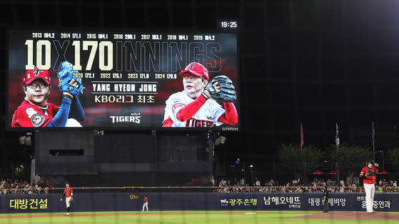 An announcement on the jumbotron marks Yang Hyeon-jong's record 10 seasons with at least 170 innings pitched at Gwangju Kia Champions Field on Wednesday. [NEWS1]