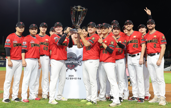 Kia Tigers pitchers celebrate with the KBO regular season trophy at Gwangju Kia Champions Field in Gwangju on Wednesday.  [NEWS1]