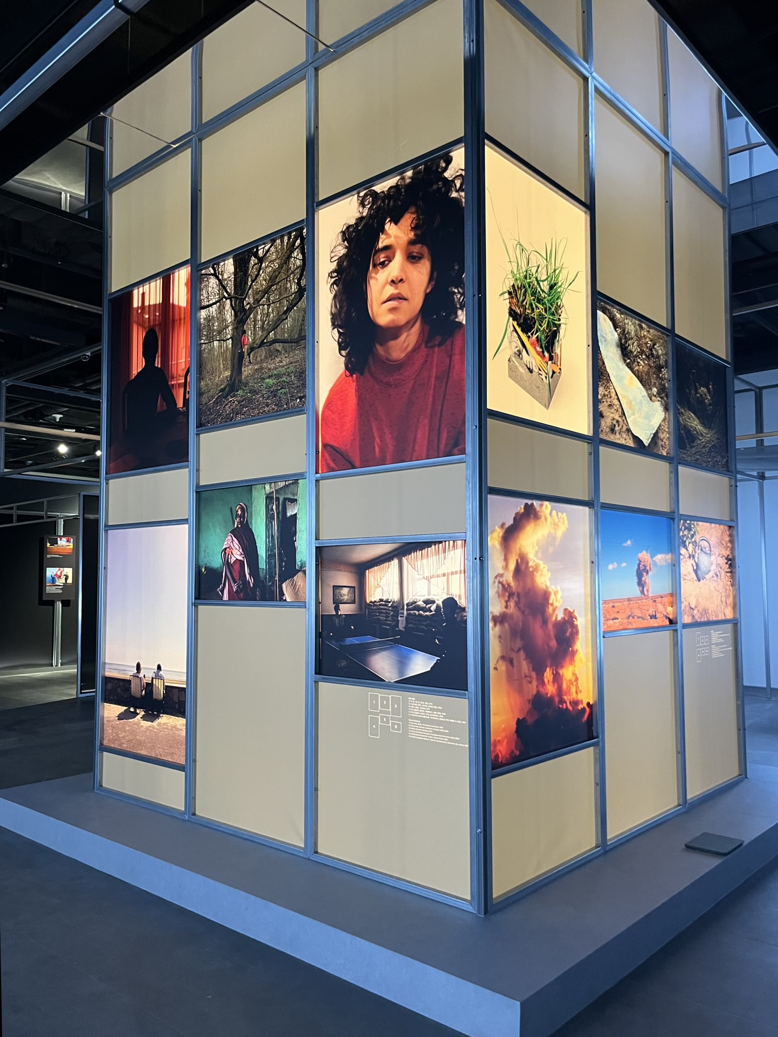 The central light tower structure in the “Digital Dilemmas — Civilians a+ Heart,” exhibition at the War Memorial of Korea in Yongsan District, central Seoul [INTERNATIONAL COMMITTEE OF THE RED CROSS]