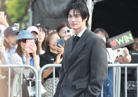 Thai actor Metawin Opas-iamkajorn walks down the Seoul International Drama Awards' purple carpet in Yeouido, western Seoul, on Wednesday. [NEWS1]