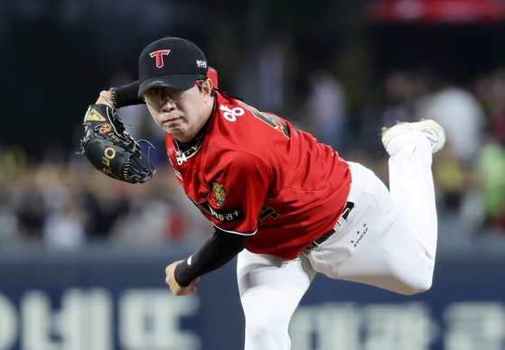 Kia Tigers' ace Yang Hyeon-jong pitches against the Kia Tigers at Gwangju Kia Champions Field on Wednesday.  [YONHAP]