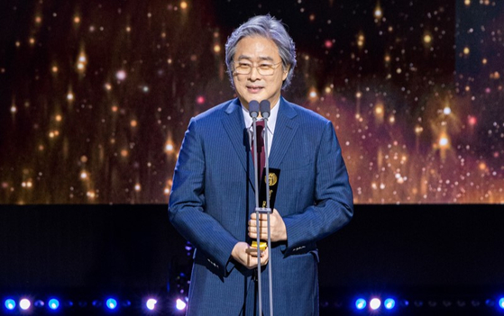 Director Park Chan-wook speaks after receiving the Seoul International Drama Awards' Golden Bird Prize during its ceremony held at KBS Hall in Yeouido, western Seoul, on Wednesday. [SEOUL INTERNATIONAL DRAMA AWARDS] 