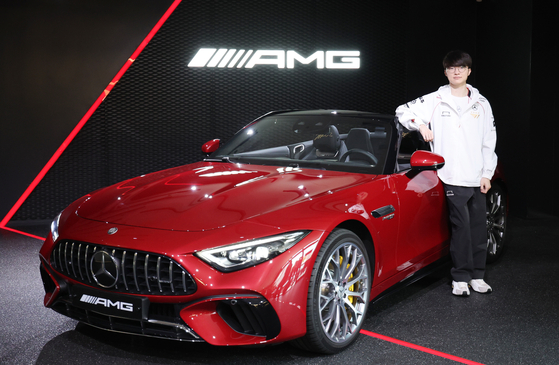 Lee “Faker” Sang-hyeok poses for a photo with a Mercedes-AMG SL 63 4MATIC+ at AMG Seoul in Gangnam District, southern Seoul on Thursday. [MERCEDES-BENZ KOREA]