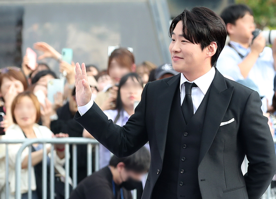 Actor Ahn Jae-hong walks down the Seoul International Drama Awards' purple carpet in Yeouido, western Seoul, on Wednesday. [NEWS1]