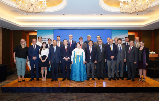 Dignitaries, including Ambassador of Guatemala Sara Solis Castaneda, front row center, pose for a photo at a reception at the Lotte Hotel in central Seoul recently to mark the 203rd anniversary of Guatemala's independence on Sept. 15, 1821. Attendees included Korean Deputy Minister for Multilateral and Global Affairs Kweon Ki-hwan, members of the diplomatic corps, representatives of academia, civil society and the Guatemalan community in Korea. Korea and Guatemala will celebrate 62 years of diplomatic relations next month. [EMBASSY OF GUATEMALA]