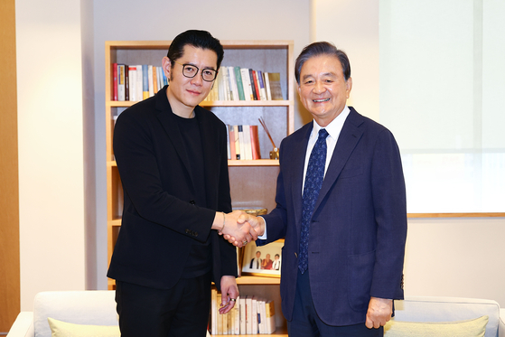 Hong Seok-hyun, chairman of JoongAng Holdings, right, and Bhutan's King Jigme Khesar Namgyel Wangchuck take a commemorative photo ahead of their meeting on Wednesday. [KIM JONG-HO]