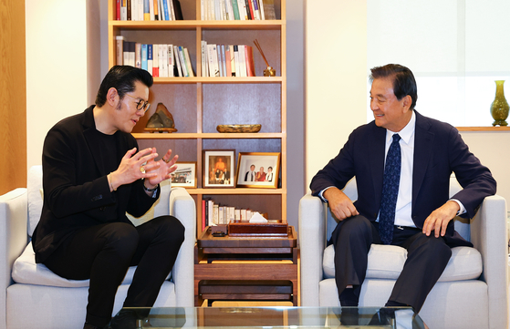 Hong Seok-hyun, chairman of JoongAng Holdings, right, and Bhutan's King Jigme Khesar Namgyel Wangchuck engage in a dialogue during their meeting in central Seoul on Wednesday. [KIM JONG-HO]