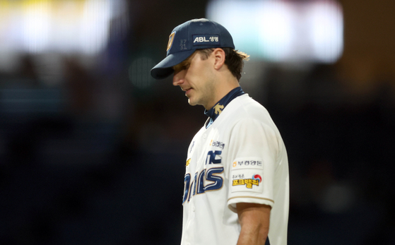 NC Dinos Kyle Hart heads to dugout during a game against SSG Landers held at Changwon NC Park in Changwon, South Gyeongsang on Wednesday. [YONHAP]