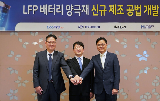 Executives of Hyundai Motor and Kia, Hyundai Steel and EcoPro BM take a photo after having a discussion on a government-led project to develop lithium iron phosphate batteries without precursors in Daegu on Wednesday. [HYUNDAI MOTOR]