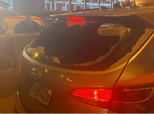 This image, captured from the Peruvian police agency's account on X, formerly Twitter, on Sept. 26, 2024, shows the rear window of a police car that was shattered by a grenade thrown by the kidnappers of a Korean man. [YONHAP] 