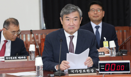 National Intelligence Service Director Cho Tae-yong prepares to brief members of the National Assembly's Intelligence Committee on Thursday morning. [NEWS1] 