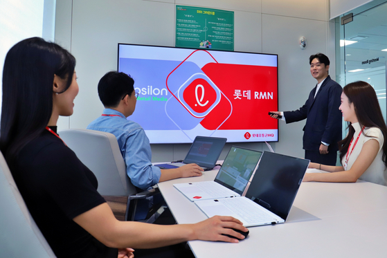 Lotte Retail HQ employees discuss the upcoming Retail Media Network business. [LOTTE RETAIL HQ]