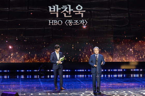 Director Park Chan-wook speaks after receiving the Seoul International Drama Awards' Golden Bird Prize during its ceremony held at KBS Hall in Yeouido, western Seoul, on Wednesday. [SEOUL INTERNATIONAL DRAMA AWARDS] 