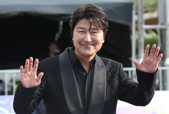 Actor Song Kang-ho walks down the Seoul International Drama Awards' purple carpet in Yeouido, western Seoul, on Wednesday. [NEWS1]