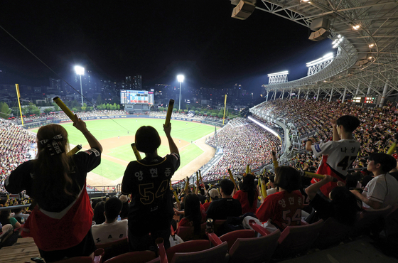 Kia Tigers fans watch a game against the Lotte Giants at Gwangju Kia Champions Field in Gwangju on Wednesday.  [YONHAP]