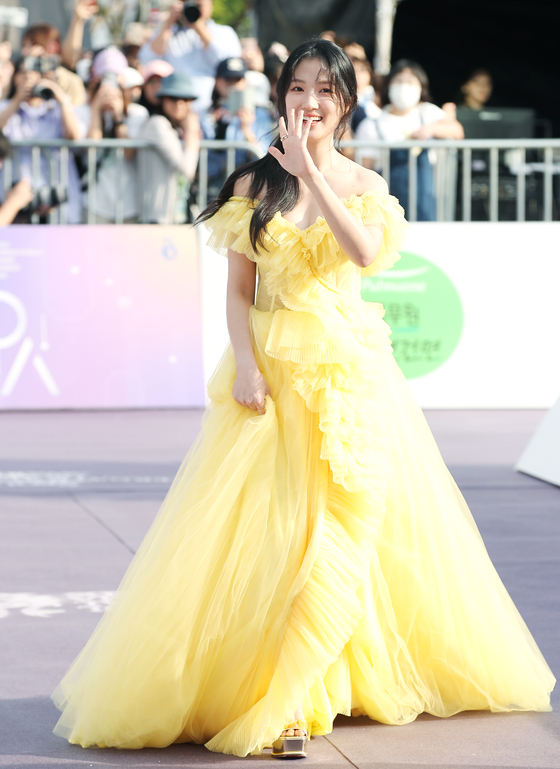 Actor Kim Hye-yoon walks down the Seoul International Drama Awards' purple carpet in Yeouido, western Seoul, on Wednesday. [NEWS1]