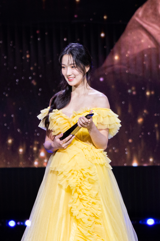 Actor Kim Hye-yoon receives the Seoul International Drama Awards' Outstanding Asian Star during its ceremony held at KBS Hall in Yeouido, western Seoul, on Wednesday. [SEOUL INTERNATIONAL DRAMA AWARDS] 