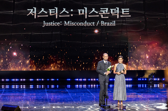 The director and executive producer of Brazilian series ″Justice: Misconduct″ receive the Seoul International Drama Awards' Grand Prize during its ceremony held at KBS Hall in Yeouido, western Seoul, on Wednesday. From left, Pedro Peregrino, the series' director, and Luciana Monteiro, the executive producer of the series [SEOUL INTERNATIONAL DRAMA AWARDS] 