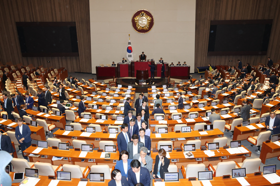 Members of the liberal Democratic Party exit the main chamber of the National Assembly in Yeouido, western Seoul, after all six of the party's bills that had been vetoed by President Yoon Suk Yeol failed to pass in a revote on Thursday afternoon. [YONHAP]