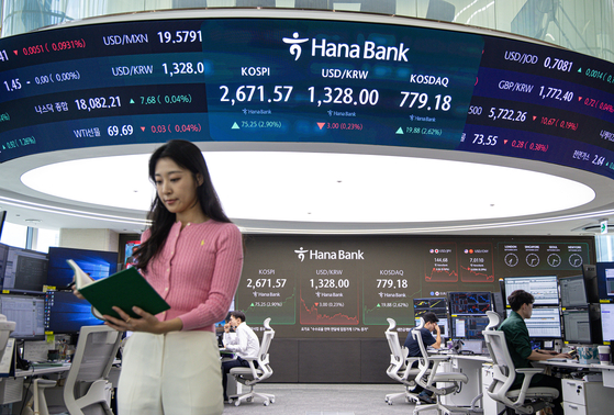 A screen in Hana Bank's trading room in central Seoul shows the Kospi closing at 2,671.57 points on Thursday. [NEWS1]