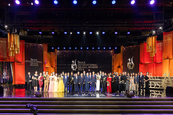 The winners and presenters of the Seoul International Drama Awards pose for a photo during its ceremony held at KBS Hall in Yeouido, western Seoul, on Wednesday. [SEOUL INTERNATIONAL DRAMA AWARDS] 