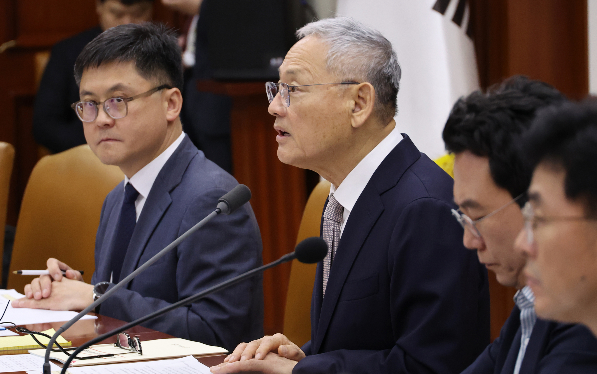 Culture Minister Yu In-chon speaks during a meeting at the government complex in Jongno District, central Seoul, on Wednesday. [NEWS1]