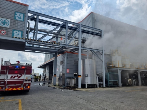 Smoke comes out of an epoxy plant in Ulsan on Friday. [YONHAP] 