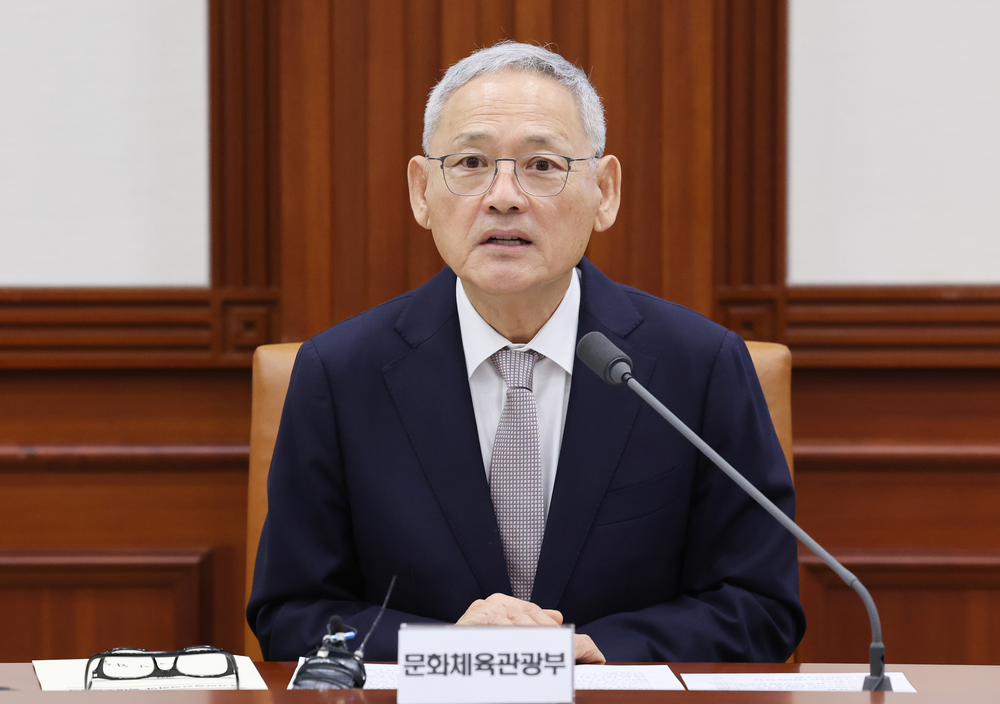 Culture Minister Yu In-chon speaks during a meeting held at the government complex in Jongno District, central Seoul, on Wednesday. [NEWS1] 