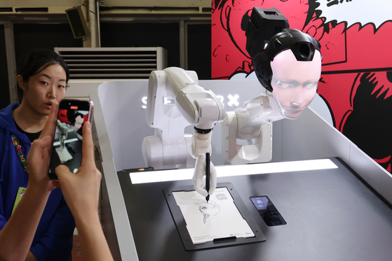 A visitor takes part in an AI-drawing experience at the 2024 World Webtoon Festival held in Seongdong District, eastern Seoul, on Sept. 26. [YONHAP]