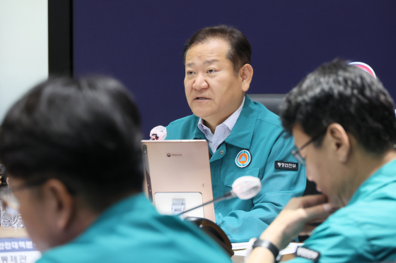 Interior Minister Lee Sang-min, center, speaks at a meeting at the Central Government Complex in Jongno District, central Seoul, on Friday. [YONHAP] 