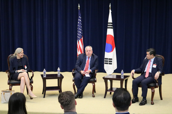 Amcham Chairman James Kim, far right, talks with Ambassador Matthew Murray from the U.S. Senior Official for the Asia-Pacific Economic Cooperation at the U.S. Department of State, center, during his visit to the United States. [AMCHAM]