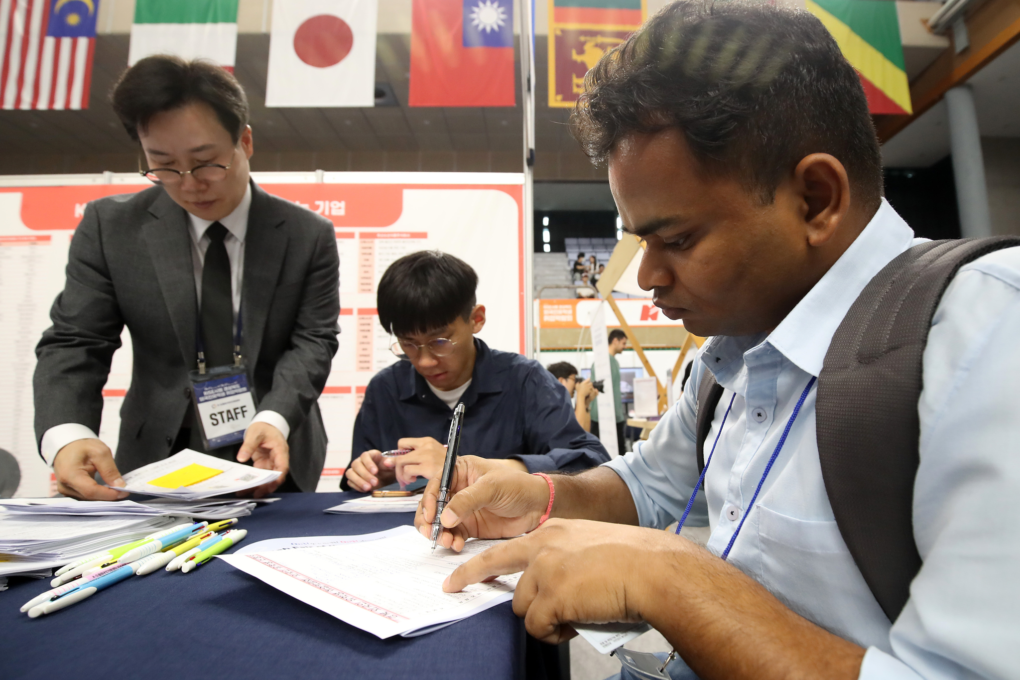 An international student fills out an application at a job fair for international students in Gyeongsan, North Gyeongsang, on Aug. 28. [NEWS1]