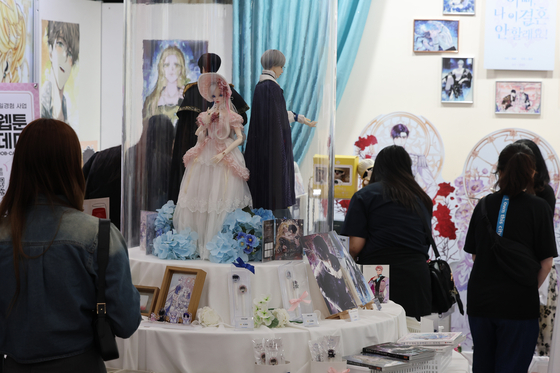 Visitors look around the pop-up stores at the 2024 World Webtoon Festival held in Seongdong District, eastern Seoul, on Sept. 26. [YONHAP]