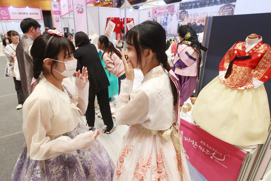 Japanese females don hanbok (traditional Korean dress) at the 2023 Korea-Kapan Hanmadang Festival in Gangnam District, southern Seoul. [YONHAP]