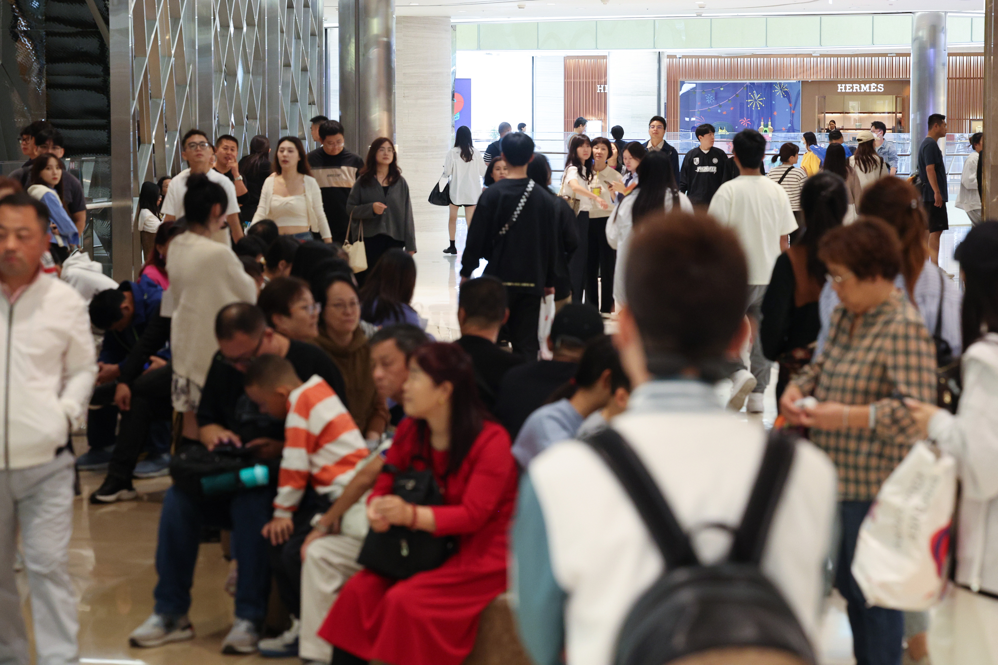 Tourists crowd a duty-free shopping mall in Seoul. [YONHAP]